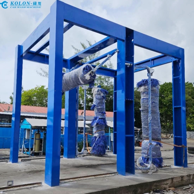 কোলন ড্রাইভের মাধ্যমে জরুরী স্টপ বোতাম 3 ব্রাশ দিয়ে সজ্জিত পিএলসি নিয়ন্ত্রণ সহ বাস ওয়াশ মেশিন 267L জল খরচ