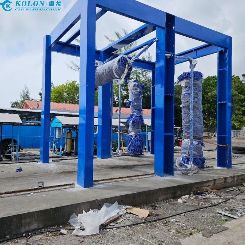 কোলন ড্রাইভের মাধ্যমে জরুরী স্টপ বোতাম 3 ব্রাশ দিয়ে সজ্জিত পিএলসি নিয়ন্ত্রণ সহ বাস ওয়াশ মেশিন 267L জল খরচ